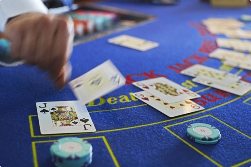 Blackjackbord med spel i full gång